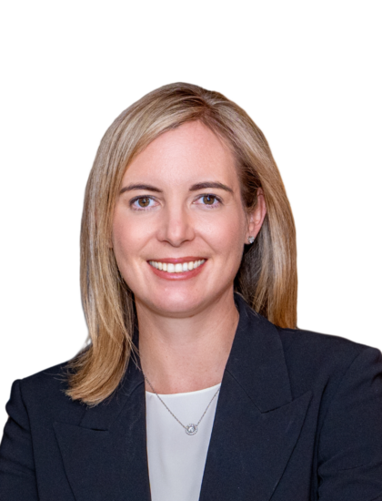 白色背景下身着黑色西装外套的莉娅面带微笑