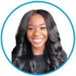 Jai Huntley tersenyum dengan latar belakang putih