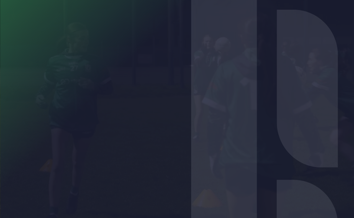 ルカン・サースフィールドの選手たちがピッチで、緑のジャージを着て練習している